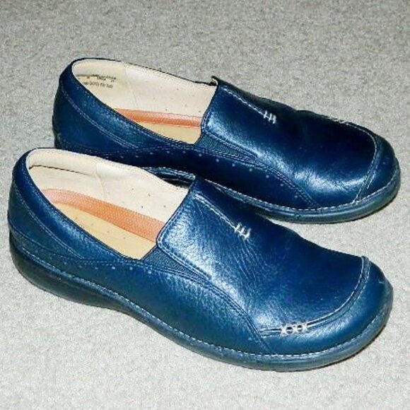 Women's CLARKS Structured Loafers Size 8 Medium Navy Blue Leather Slip-Ons - Picture 1 of 12